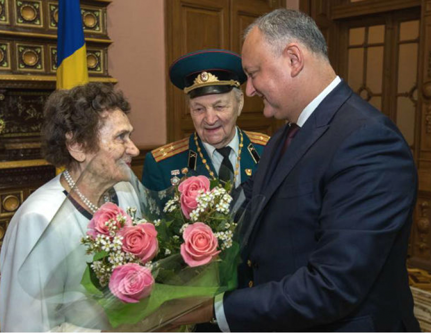 Настоящая любовь существует: с Благодатной свадьбой ветерана войны и его жену поздравил президент Молдовы