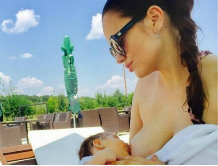 Обнаженная грудь публично кормящей ребенка известной молдаванки вызвала бурные эмоции пользователей