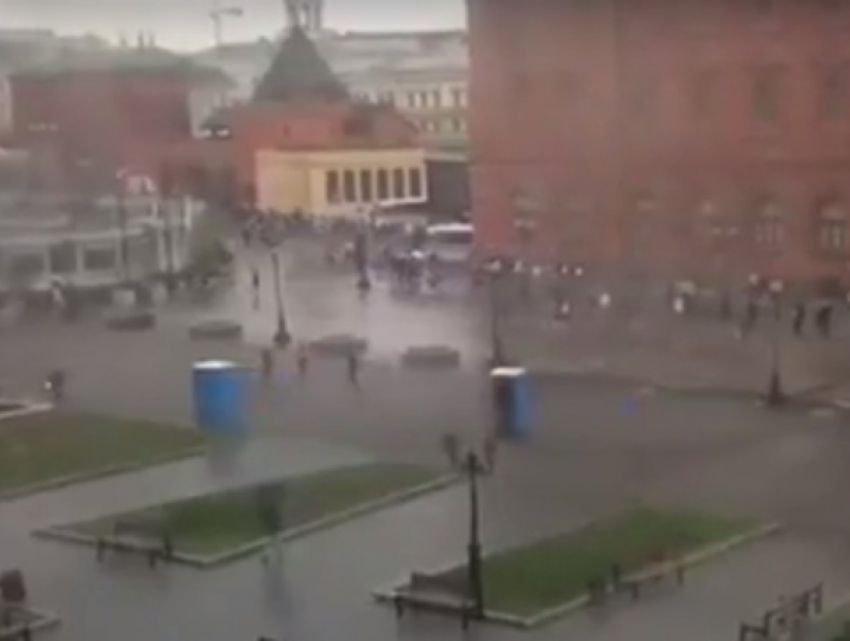 "Убегающие» с Красной площади биотуалеты во время урагана сняли на видео 