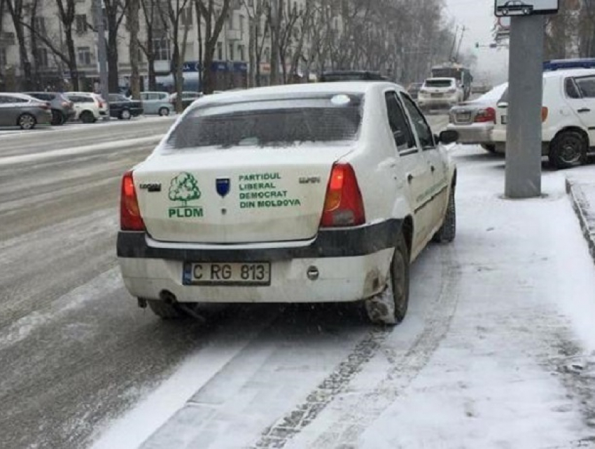 Автохамка за рулем машины ЛДПМ затруднила движение троллейбусов в центре Кишинева