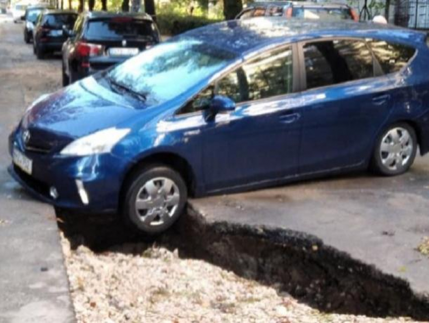 Ночной ливень смыл сразу несколько автомобилей в глубокие траншеи