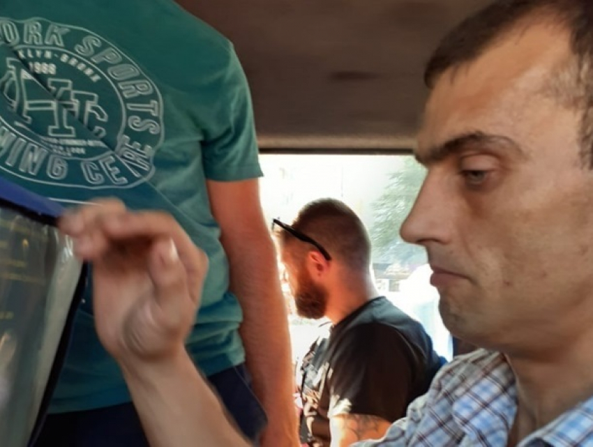 В кишиневских маршутках снова орудуют воры, подозрительный человек попал на видео