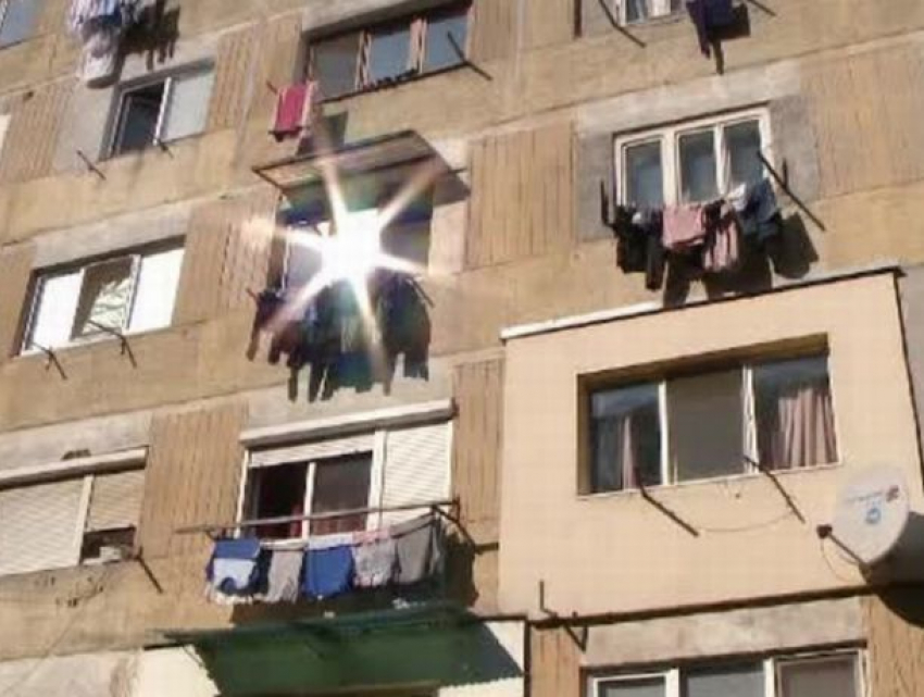 Трагедия в Бельцах - женщина скончалась, упав с 4-го этажа, она поскользнулась, вывешивая бельё