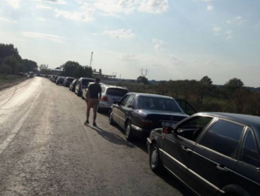 Раздражение на границе с Украиной: огромные очереди заставляют простаивать часами