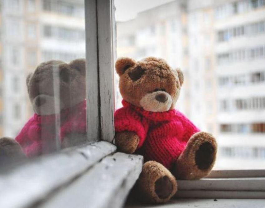 2-летняя девочка, выпавшая с восьмого этажа, скончалась в больнице