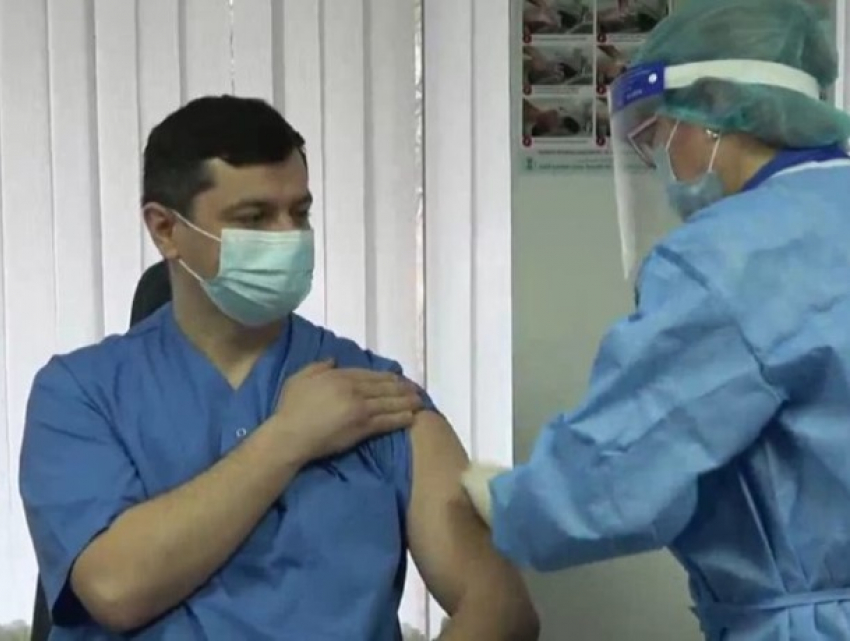 Старт дан! В Молдове вакцинировали первого медработника