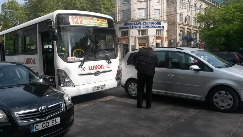 ДТП с участием автобуса парализовало движение на бульваре Штефана чел Маре 