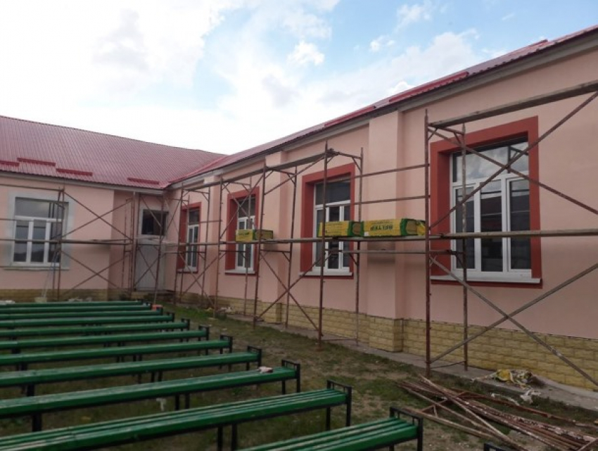 Главный лицей Новоаненского района ремонтируют в поте лица