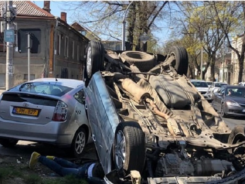 В центре Кишинева автомобиль лёг на крышу после сильного столкновения с другой машиной