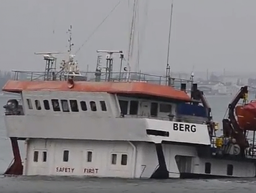 Водолазы начали откачивать топливо с молдавского сухогруза, потерпевшего бедствие в Крыму 