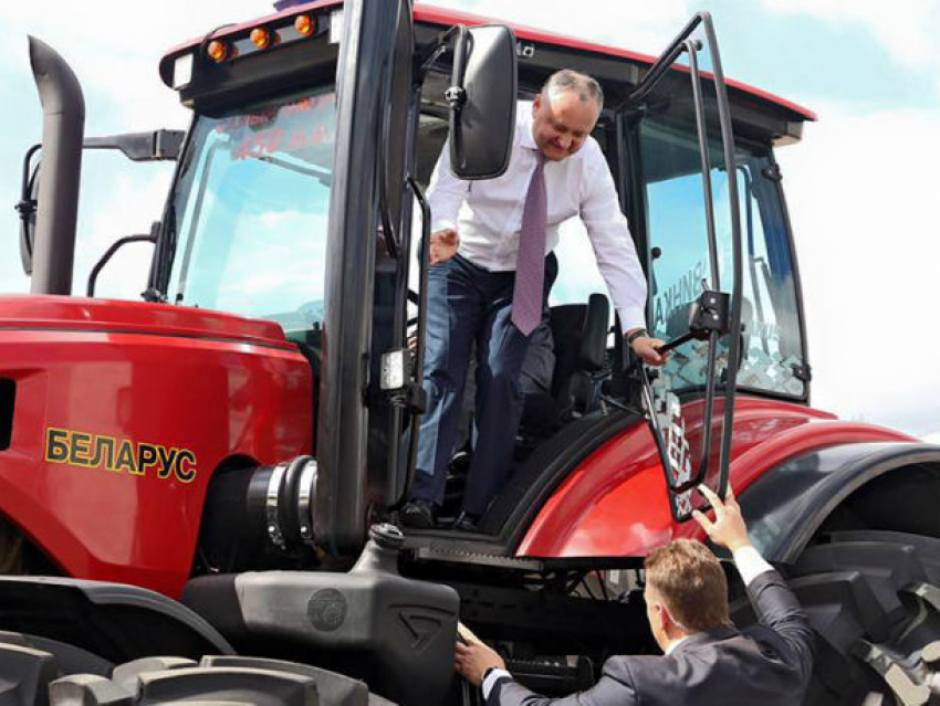 Самый мощный трактор Европы увидел в Минске президент Молдовы