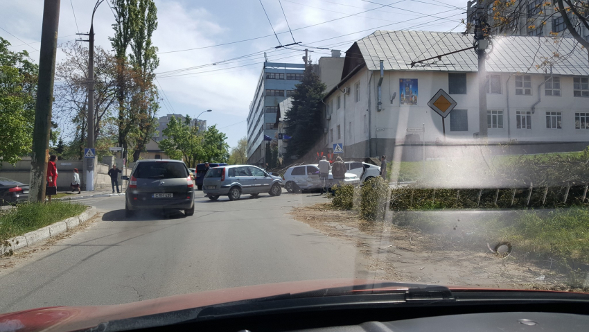 В центре Кишиневе на перекрестке «встретились» три автомобиля