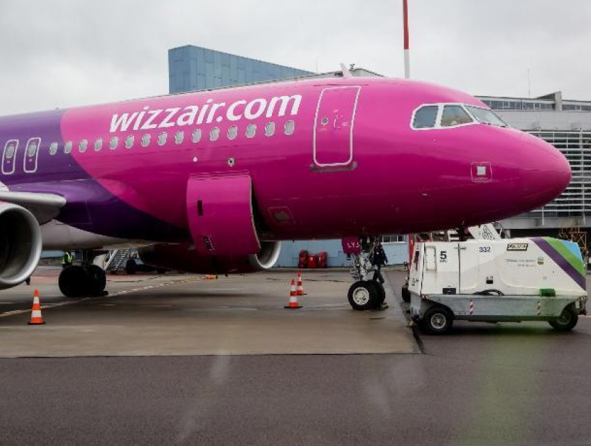 Самолет WizzAir не мог взлететь из-за нахальной пассажирки, занявшей чужое место: дебоширку сняли с рейса