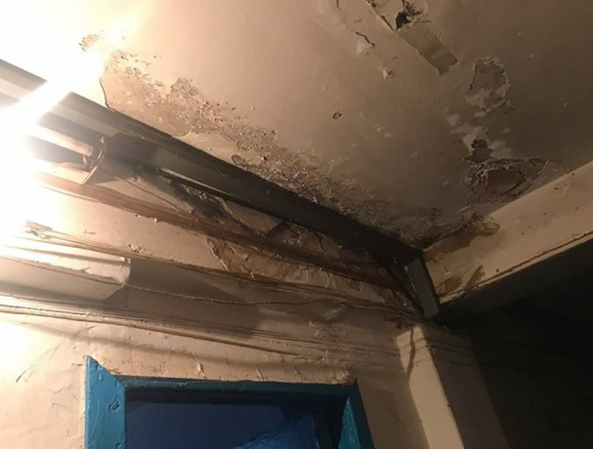 На Чеканах пятиэтажный дом съела плесень, власти предпочитают молчать