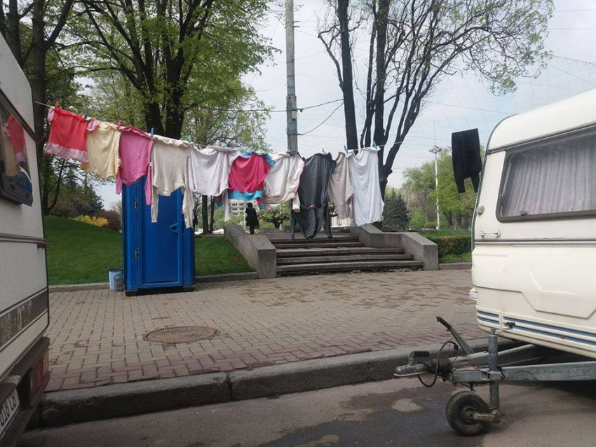 Перед зданием правительства развесили белье 
