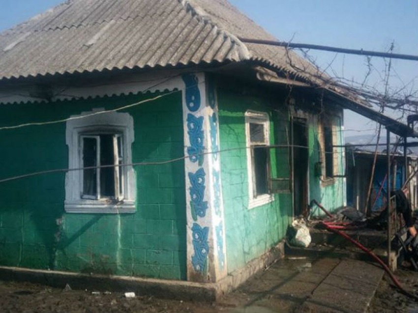 Маленькая девочка погибла во время застолья родителей с друзьями в Сорокском районе