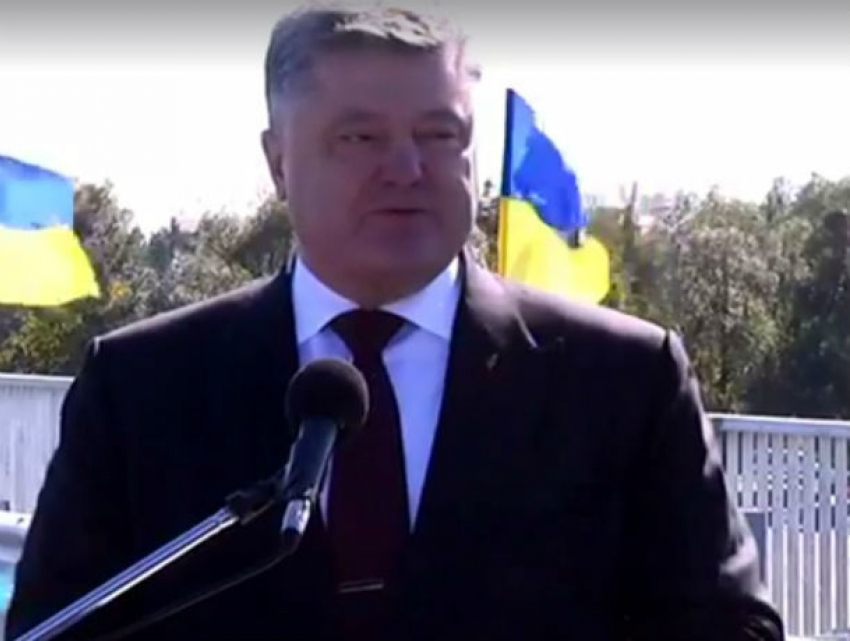 Открытие Петром Порошенко разрушенного стихией важного моста «на Молдову» сняли на видео
