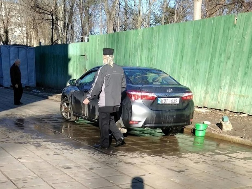 Моющий машину священник в запрещенном месте в центре Кишинева возмутил блогера