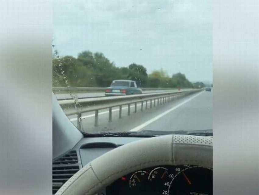 "Дурной пример заразителен» - ещё один молдавский шофер умудрился проехать по встречной полосе, несмотря на разделительный барьер