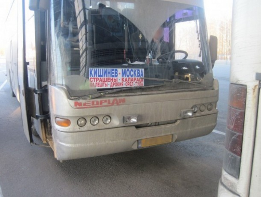 Украина пропустила через свою территорию еще одну колонну автобусов с молдаванами 