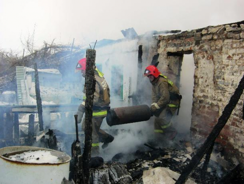 Муж и жена пострадали при взрыве газового баллона в Новых Аненах
