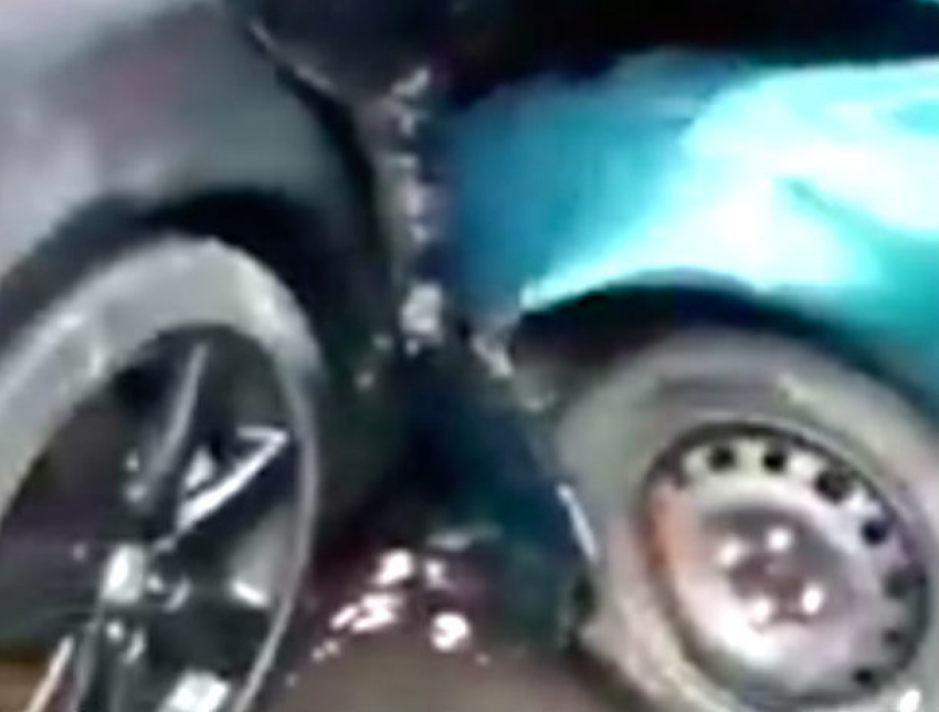 Самую нелепую «месть женщины» с пострадавшими иномарками на улице Кишинева сняли на видео 