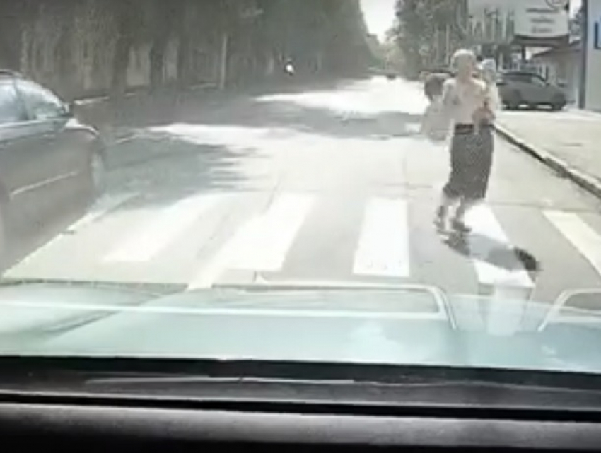 В Кишиневе женщина с ребенком на руках спровоцировала аварию, попытавшись перейти дорогу