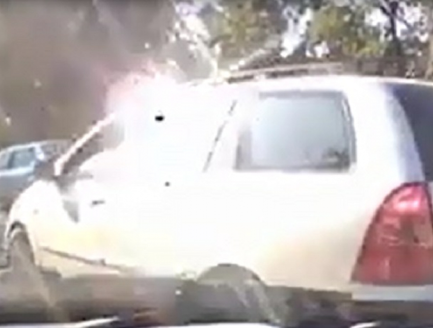 Потрясающе рискованный маневр водителя в центре Кишинева сняли на видео