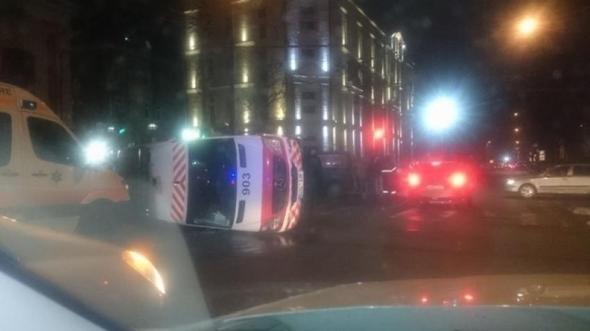 Серьезная авария в центре столицы: в результате ДТП перевернулась машина скорой помощи 