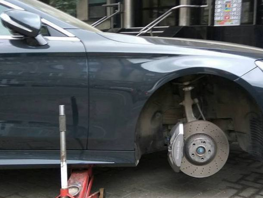 Такое можно увидеть только в Кишиневе: Mercedes-Benz за 100 тысяч евро оказался без колеса в центре города 