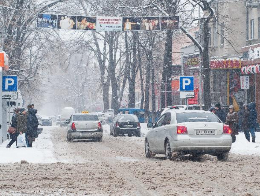 В Молдове бушует непогода: спасатели приходят на помощь застрявшим в снегу водителям