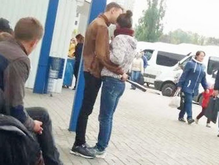 Юноша с битой принялся обнимать любимую девушку на Северном автовокзале столицы 