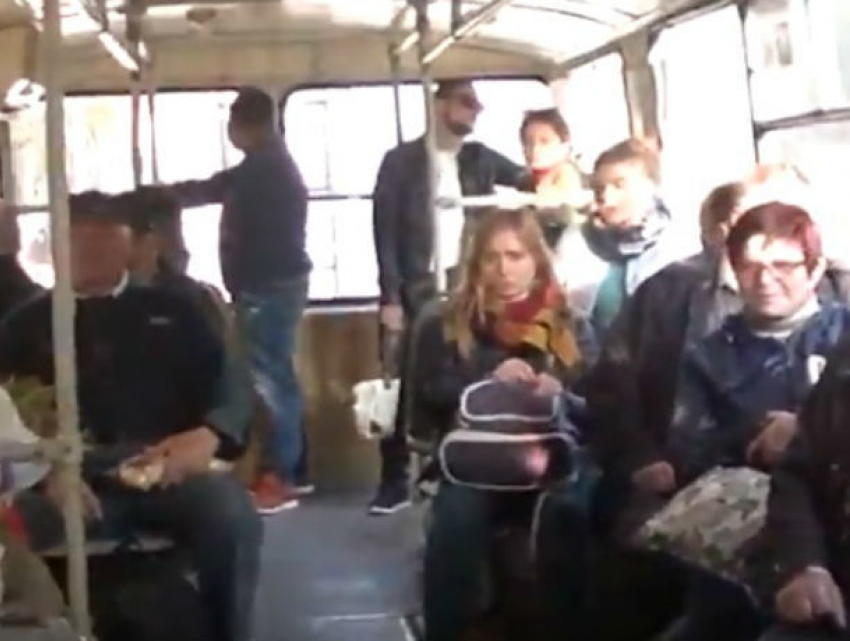 Опасный троллейбус с пассажирами на улице Кишинева попал на видео