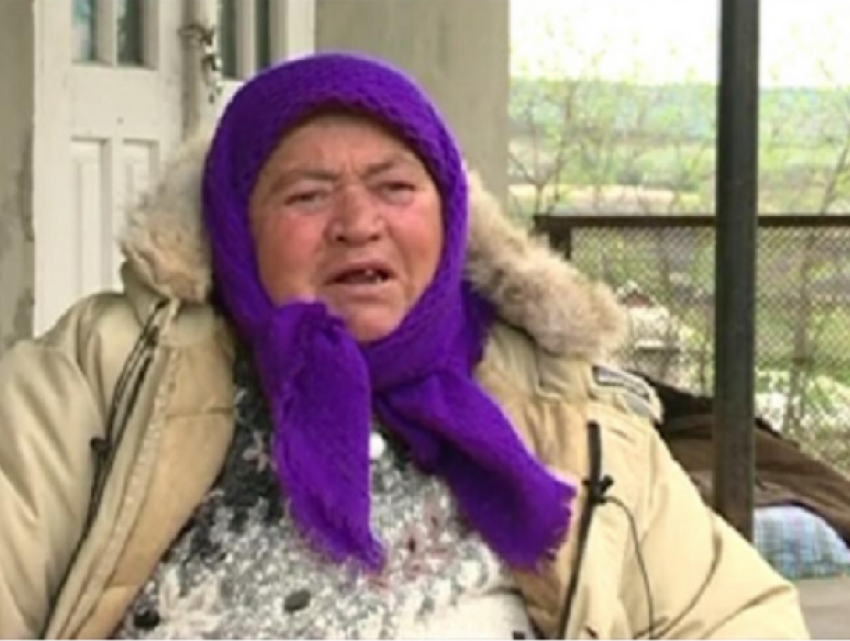 Парализованная пенсионерка десятки лет ползает на коленях и руках, ведя домашнее хозяйство