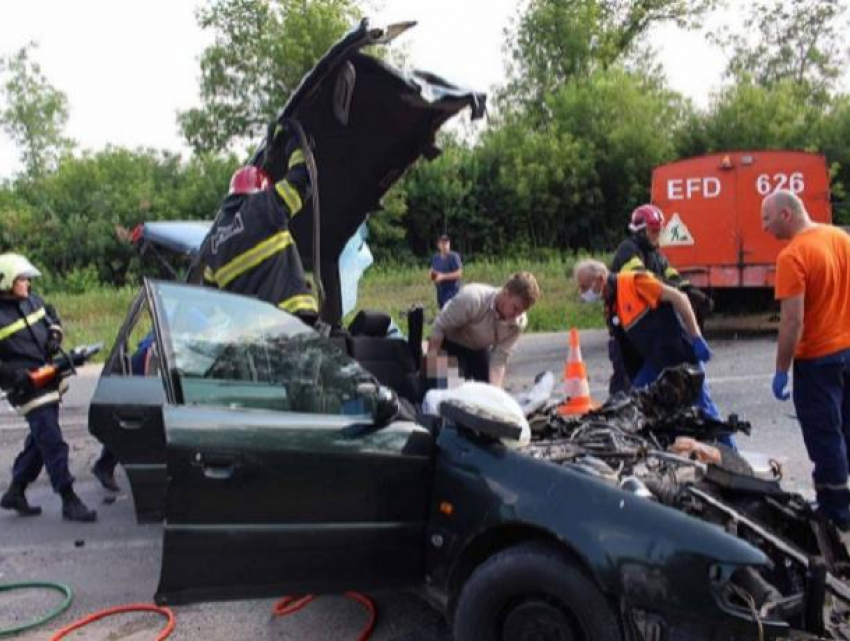 Под Бельцами автомобиль въехал под цистерну - спасателям пришлось срезать всю крышу, чтобы спасти водителя