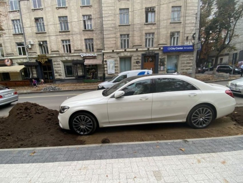Примар возмущен припаркованными автомобилями на газонах в центре Кишинева