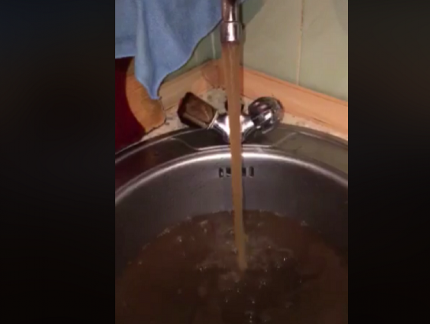 На Ботанике люди пришли в ужас от ржавой воды, текущей из крана