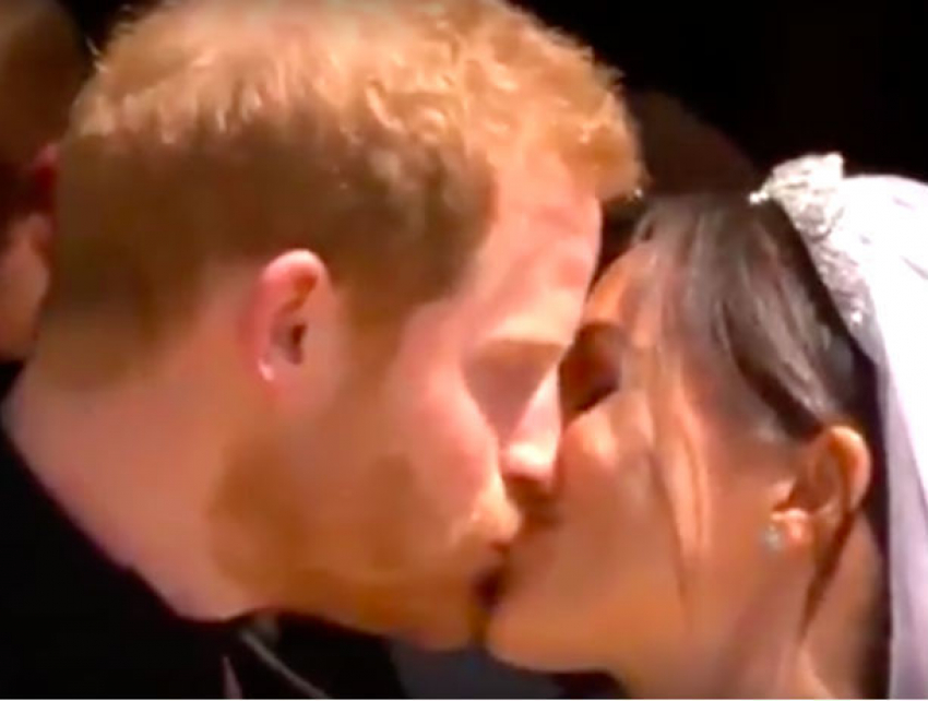 Первый свадебный поцелуй принца Гарри и улыбающейся Меган Маркл сняли на видео