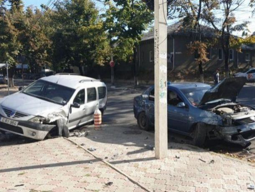 Два автомобиля Dacia столкнулись в самом центре столицы - виновник значительно превысил скорость