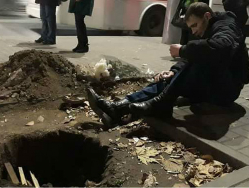 Молодой человек сломал ногу, провалившись в яму на тротуаре в центре столицы