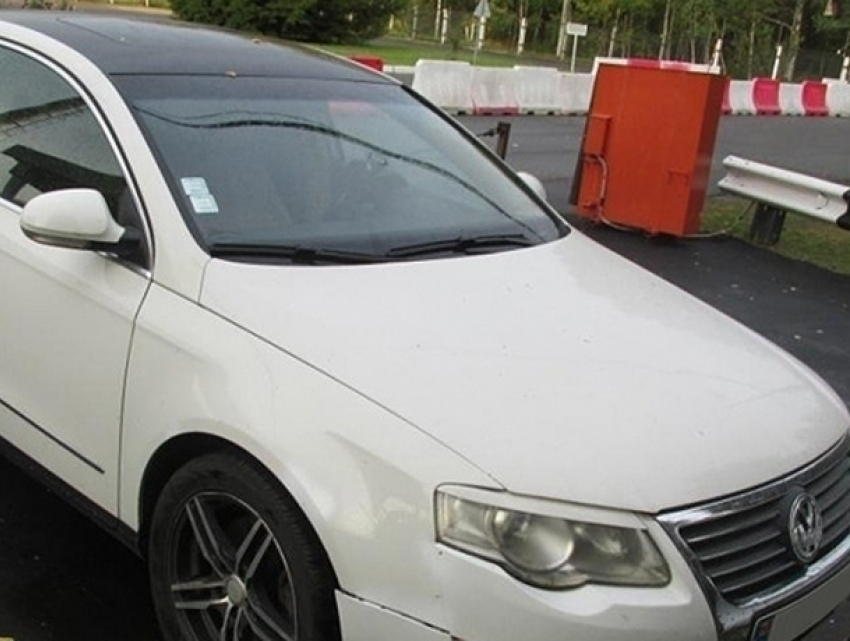 Красивый автомобиль отобрали у молдаванки белорусские таможенники 