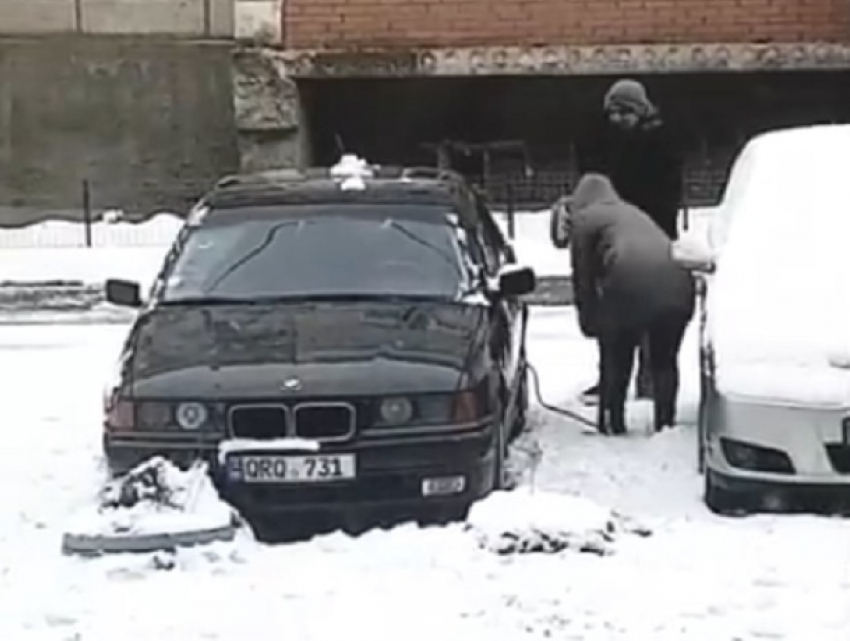 Видео качающей колесо жены и бездельничающего мужчины вызвало бурное обсуждение кишиневцев 