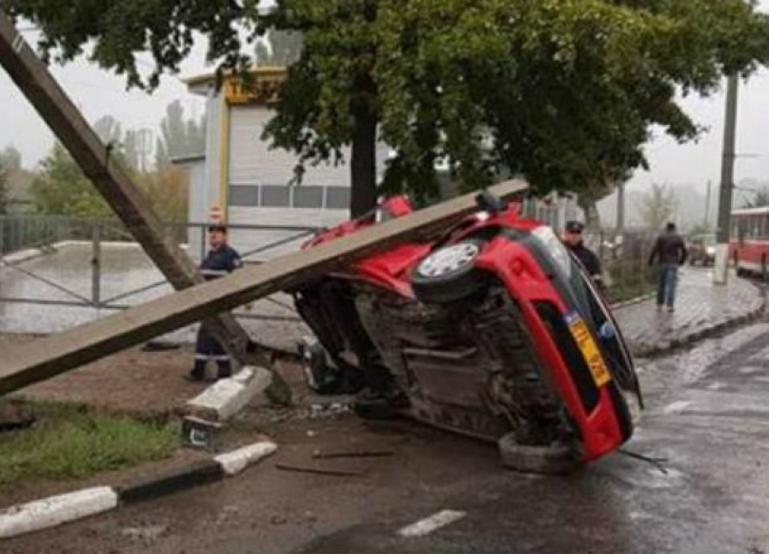 Автомобиль протаранил два столба в Бельцах и перевернулся 