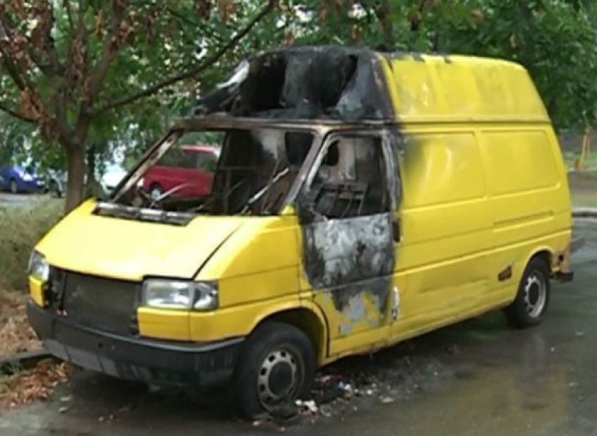 Сгоревший автобус, уродующий панораму микрорайона, вызвал недовольство жителей Ботаники