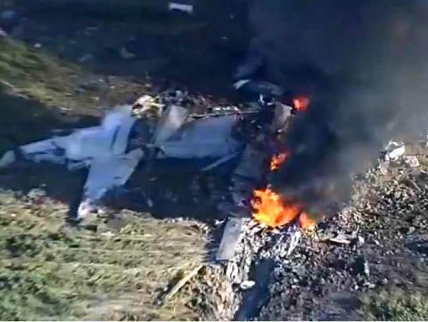 Военный самолет потерпел крушение, погибли 16 человек: опубликованы видео с места трагедии