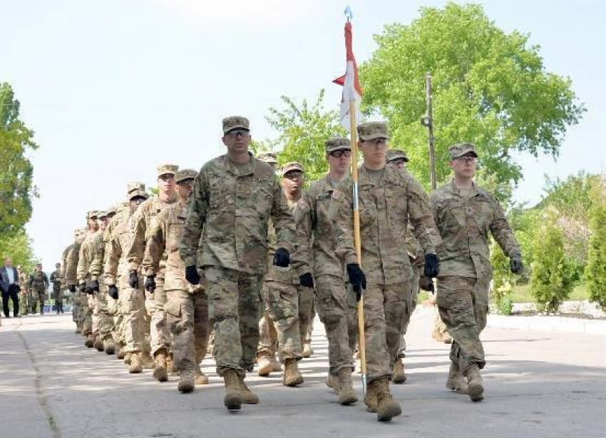 Американские военные в Молдове подняли флаг США, маршируют и поют