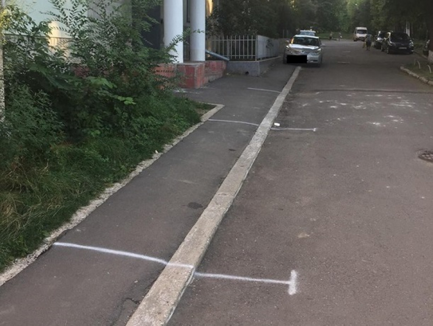 Пешеходный тротуар в Кишиневе целиком захватили под автопарковку