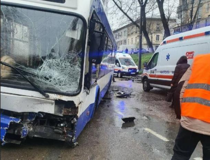 Серьезное ДТП произошло с участием троллейбуса и автомобиля 