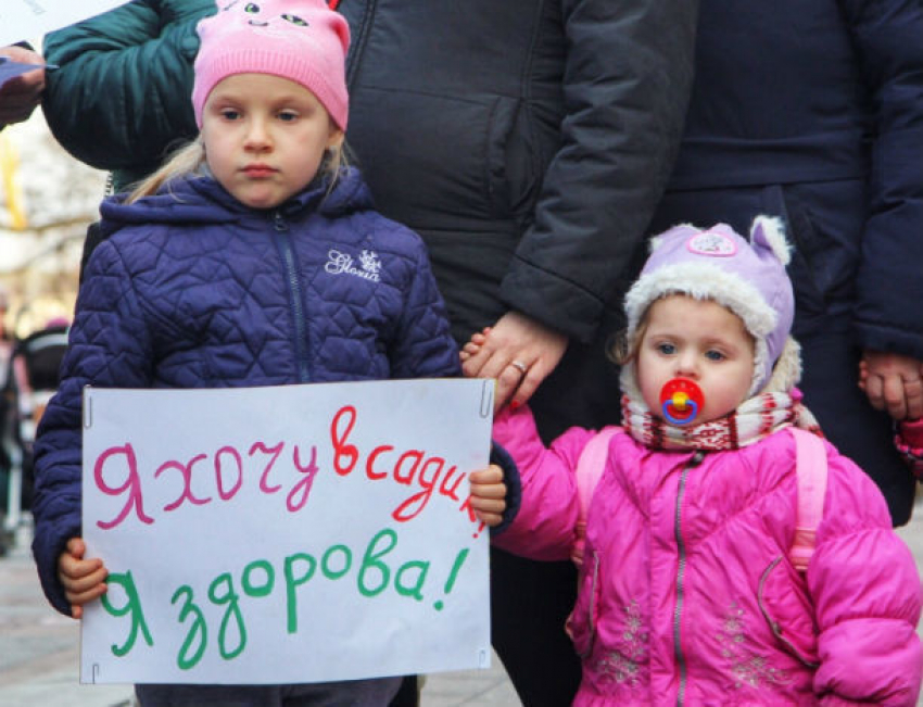 Родители с детьми устроили бунт в Одессе: страсти вокруг эпидемии кори