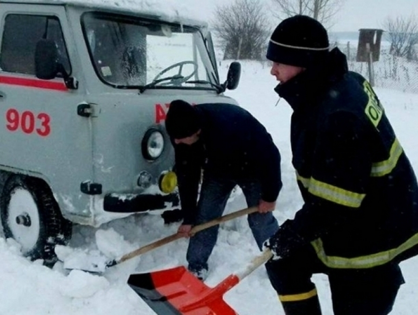 Школьный автобус и три машины скорой помощи застряли в снежных завалах на трассах Молдовы